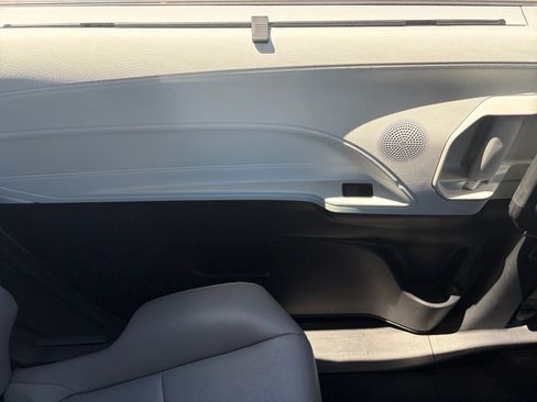 Used 2025 Toyota Sienna XLE FWD image 25