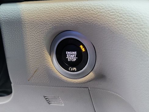 Used 2023 Chrysler Pacifica Touring-L image 28