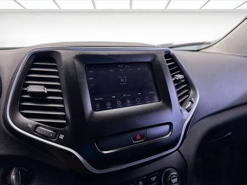 Used 2019 Jeep Cherokee Latitude w/ Popular Appearance Group image 10