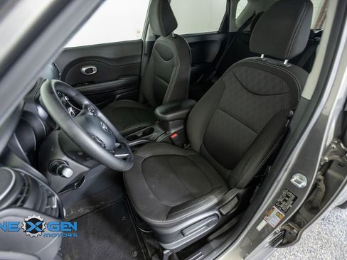 Used 2018 Kia Soul FWD image 24