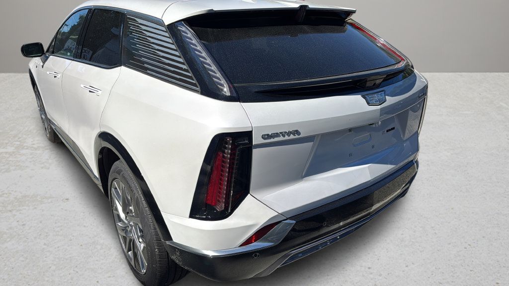 Certified 2025 Cadillac Optiq Luxury 2 w/ LPO, Floor Liner Package AWD/4WD image 12