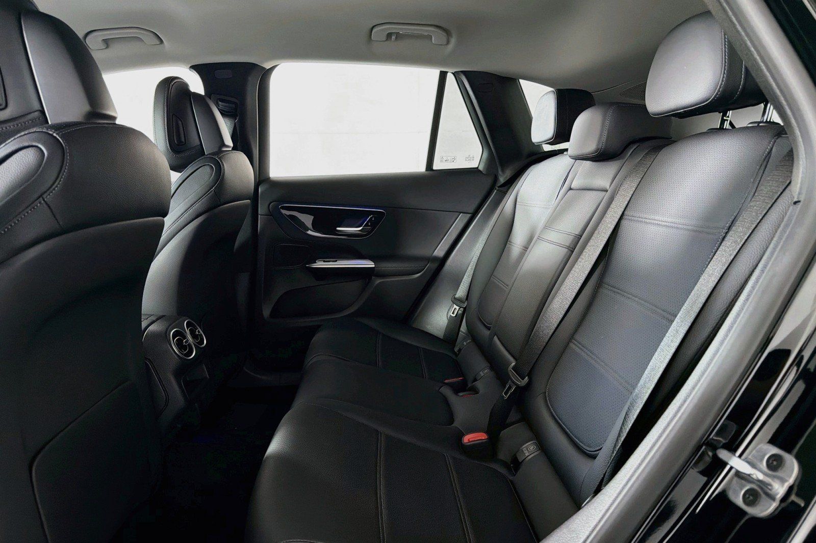 Certified 2025 Mercedes-Benz GLC 350e 4MATIC w/ Driver Assistance Package image 9