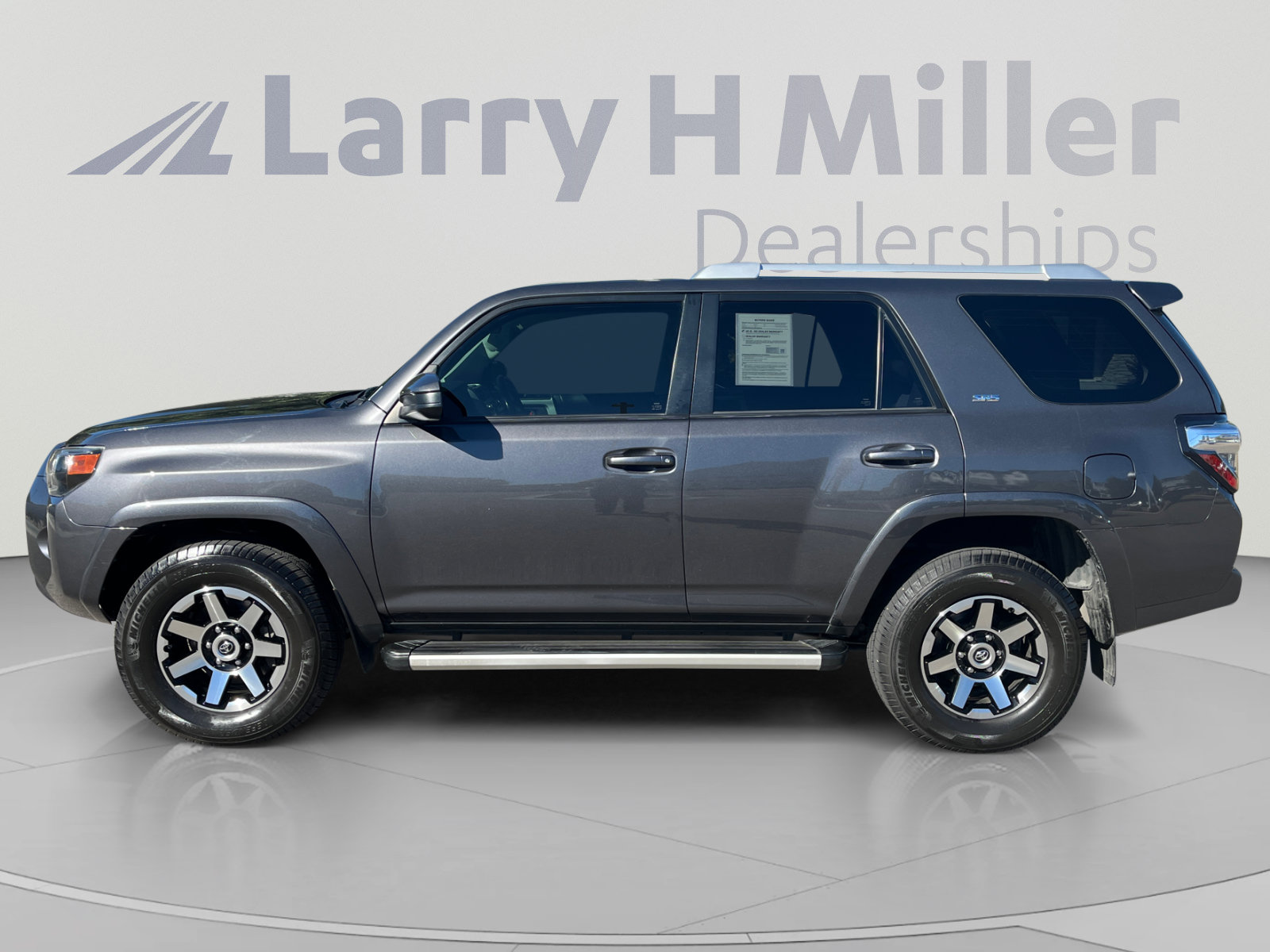 Used 2016 Toyota 4Runner SR5 AWD/4WD image 2
