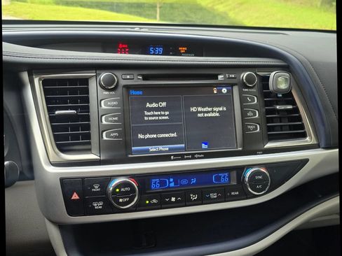 Used 2019 Toyota Highlander Plus FWD image 18