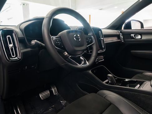 Used 2022 Volvo XC40 P8 Recharge Plus AWD/4WD image 18
