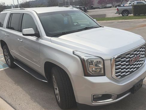 Used 2018 GMC Yukon Denali image 2