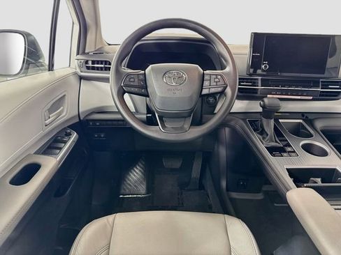 Certified 2026 Toyota Sienna LE FWD image 22