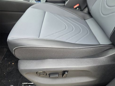 New 2026 Volkswagen Tiguan SE image 17