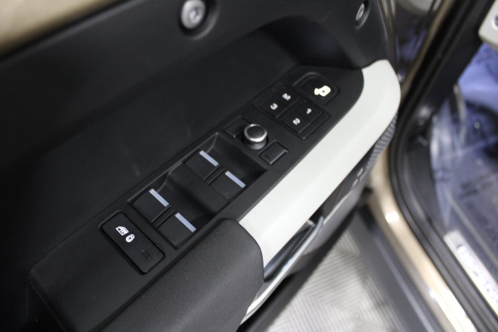 Used 2021 Land Rover Defender 110 X-Dynamic SE AWD/4WD image 19