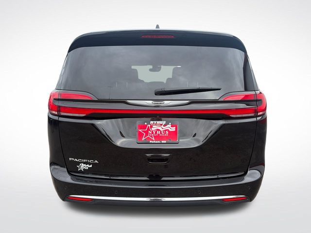 Used 2025 Chrysler Pacifica Select FWD image 5