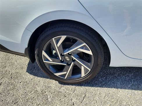 Used 2025 Hyundai Elantra Limited image 4