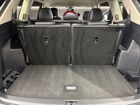 Used 2025 Volkswagen Atlas SE AWD/4WD image 19
