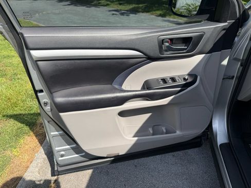Used 2019 Toyota Highlander XLE FWD image 14