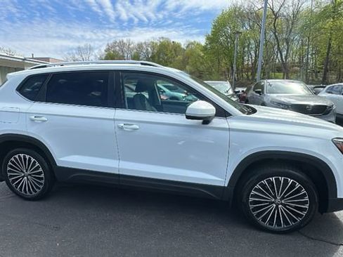 Used 2025 Volkswagen Taos SE FWD image 5