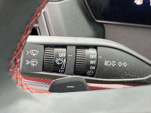 Used 2025 Chevrolet Traverse RS image 19