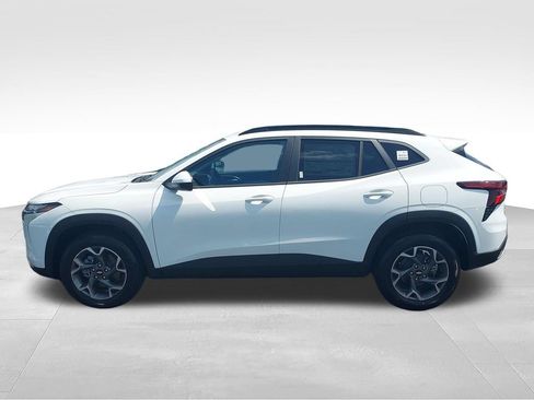 New 2026 Chevrolet Trax LT w/ LT Convenience Package FWD image 2
