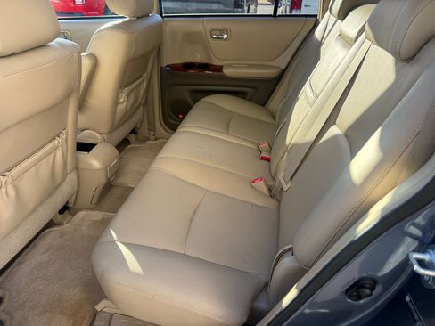 Used 2005 Toyota Highlander 4WD V6 w/ 3rd Row image 13