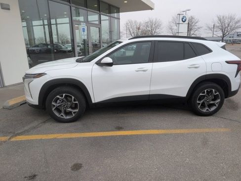 Used 2025 Chevrolet Trax LT image 2