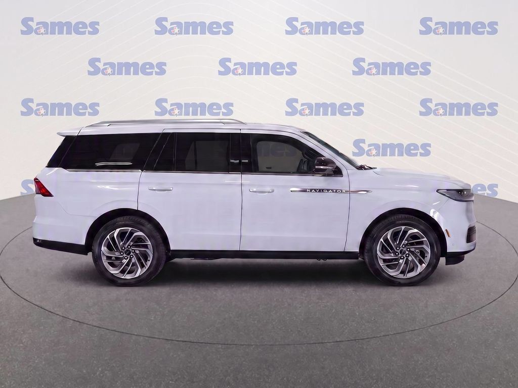 Used 2025 Lincoln Navigator Reserve AWD/4WD image 8