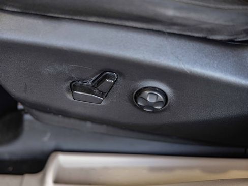 Used 2022 Chrysler Voyager LX image 23