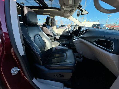 Used 2020 Chrysler Pacifica Limited image 28