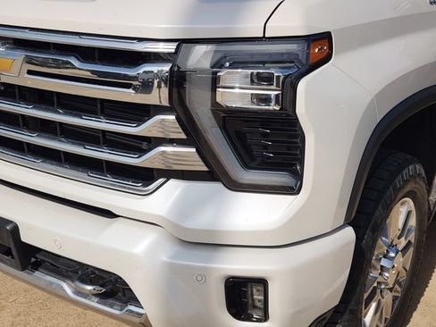 Used 2024 Chevrolet Silverado 2500 High Country w/ High Country Premium Package AWD/4WD image 8