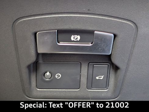 Used 2019 Land Rover Range Rover Velar R-Dynamic SE image 28