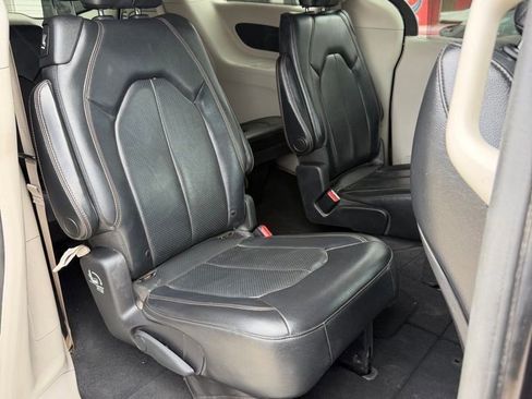 Used 2019 Chrysler Pacifica Touring-L FWD image 10