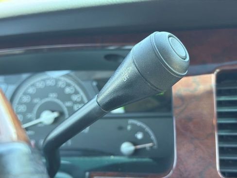 Used 2003 Lincoln Town Car Signature RWD image 16