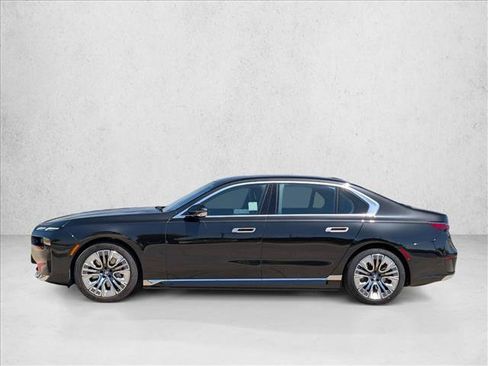 Used 2025 BMW i7 eDrive50 w/ Premium Package RWD image 9