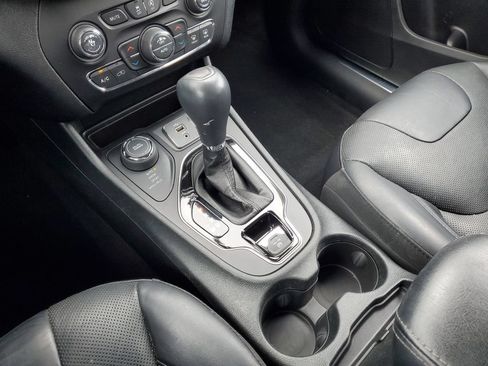 Used 2019 Jeep Cherokee Limited AWD/4WD image 30