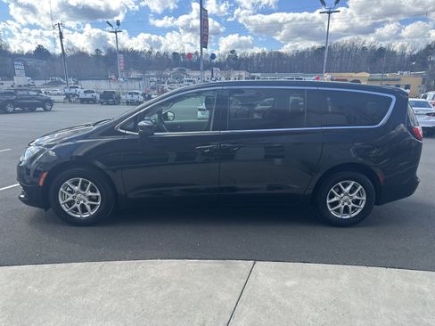 Used 2023 Chrysler Voyager LX image 5