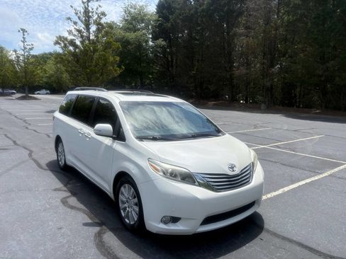 Used 2017 Toyota Sienna Limited Premium FWD image 47