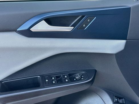 Certified 2022 Volkswagen Taos SE FWD image 16