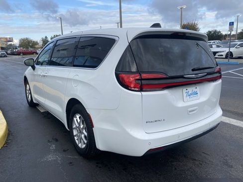 Used 2023 Chrysler Pacifica Touring-L image 6
