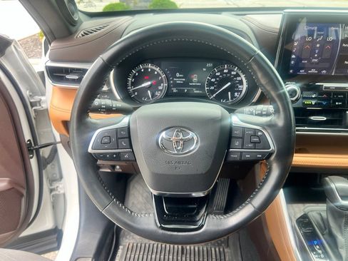 Used 2021 Toyota Highlander Platinum AWD/4WD image 12