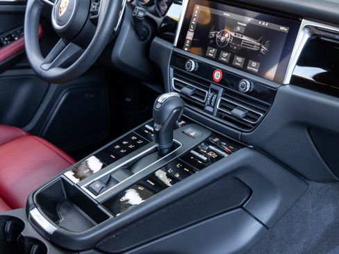 Certified 2025 Porsche Macan AWD/4WD image 63