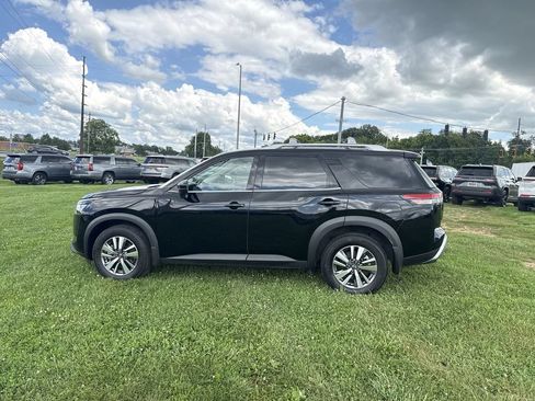 Used 2024 Nissan Pathfinder SL w/ Black Appearance Package AWD/4WD image 11