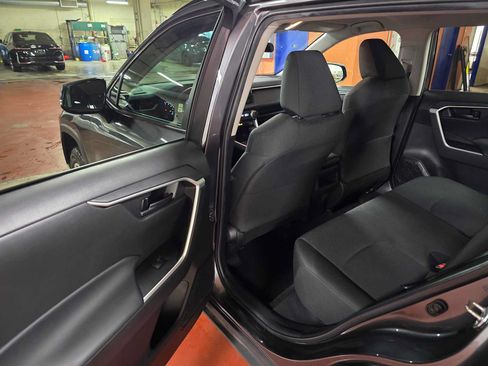 Used 2021 Toyota RAV4 LE AWD/4WD image 15