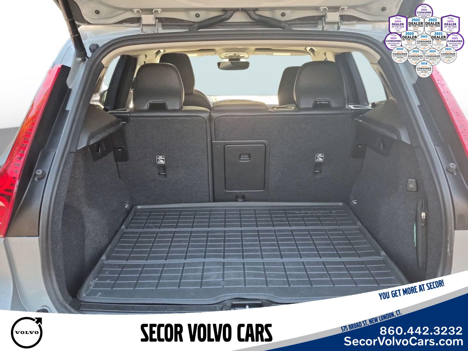 Used 2024 Volvo XC40 B5 Plus AWD/4WD image 7