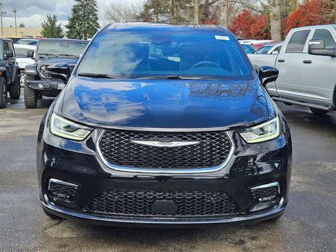 New 2026 Chrysler Pacifica Limited image 2