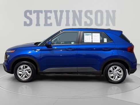 Used 2025 Hyundai Venue SE FWD image 2
