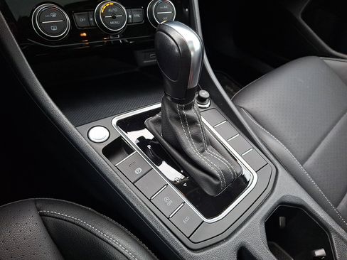 Used 2021 Volkswagen Jetta SE w/ SE Cold Weather Package image 15