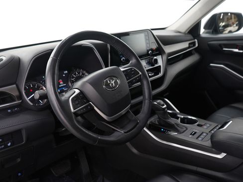 Used 2022 Toyota Highlander XLE image 25