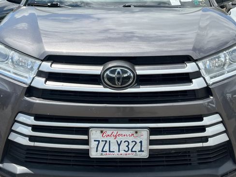 Used 2017 Toyota Highlander LE w/ Carpet Mat Package AWD/4WD image 12