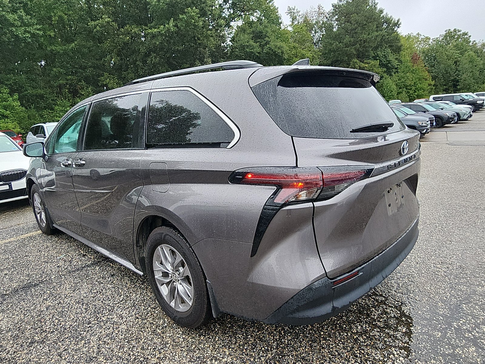 Used 2024 Toyota Sienna LE w/ LE Plus Package FWD image 3