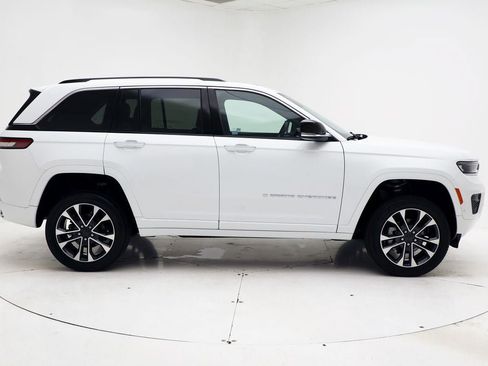 Used 2023 Jeep Grand Cherokee Overland AWD/4WD image 3