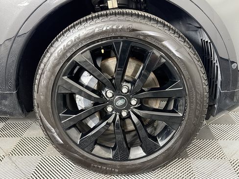 Used 2024 Land Rover Discovery Dynamic SE AWD/4WD image 30