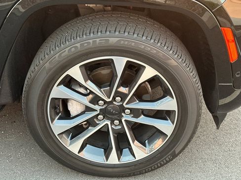 Used 2022 Jeep Grand Cherokee Overland w/ Luxury Tech Group IV image 4