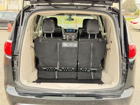 Used 2018 Chrysler Pacifica Touring-L image 31
